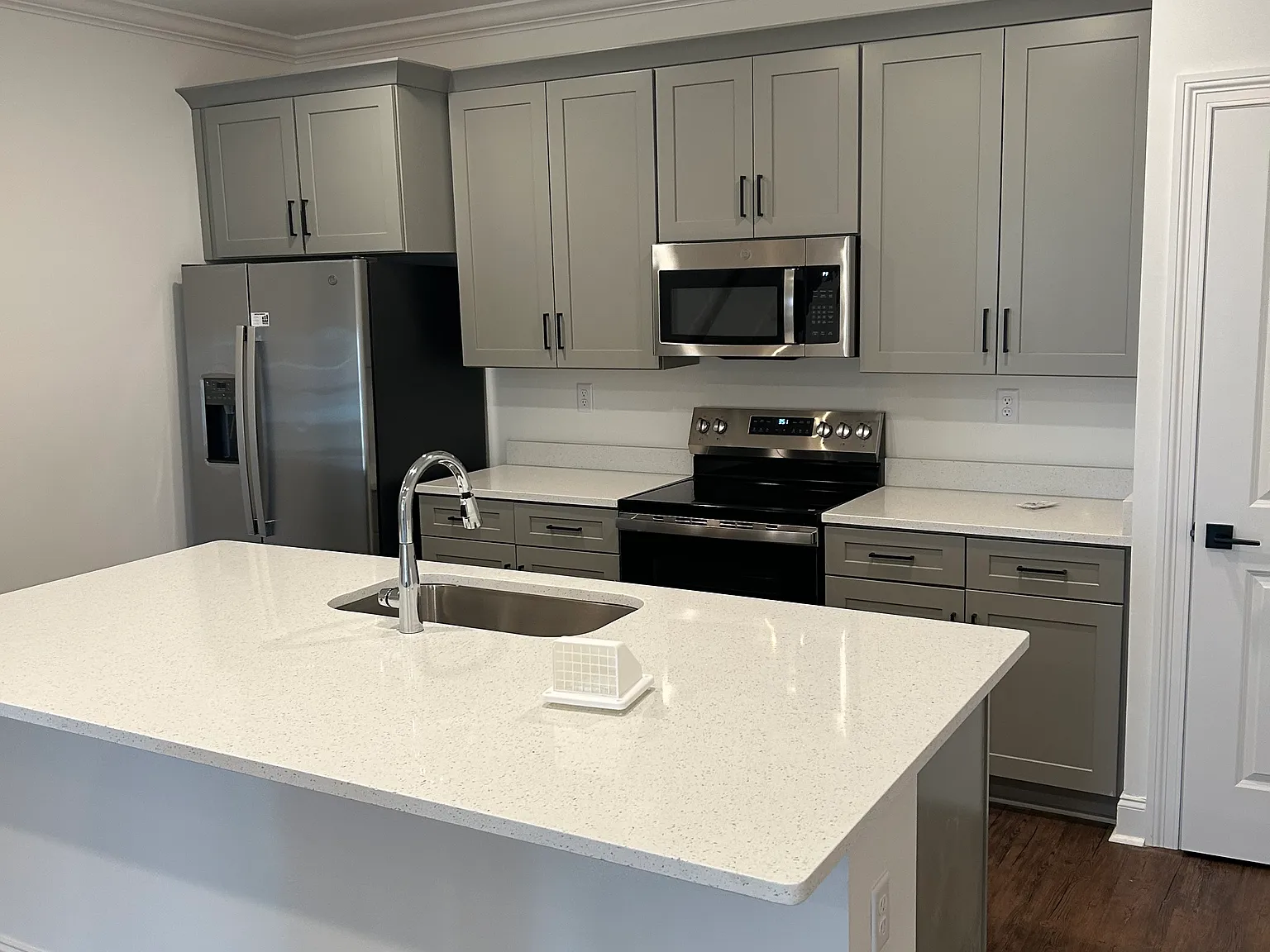 3 bed, 3.5 bath, 1800 sqft, $3,150 — Photo 3