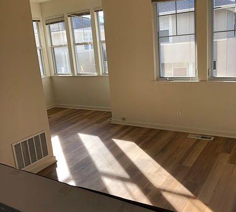 3rd image of 949 Hanover St #949