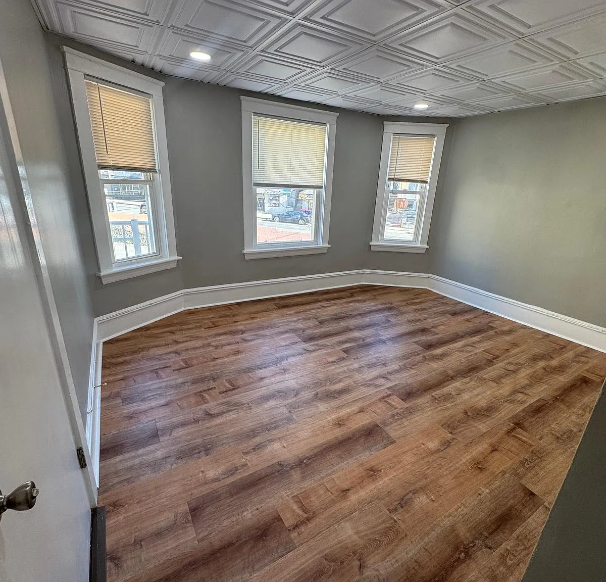 3 bed, 1000 sqft, $1,800 — Photo 1