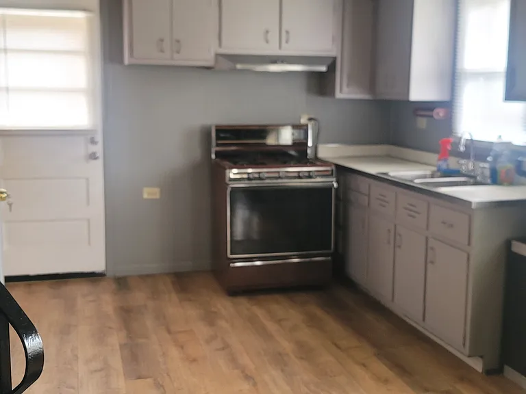 551 W 16th Pl — Photo 11