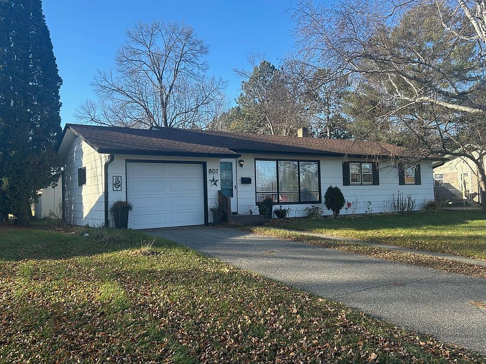 1st image of 807 Willow Ln
