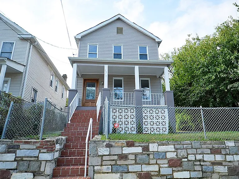 5215 Dix St NE — Photo 1