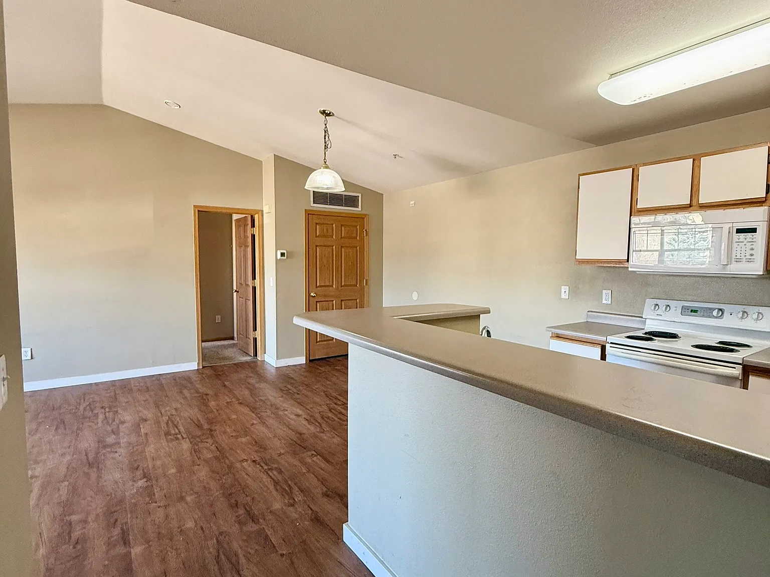 3 bed, 1055 sqft, $1,999 — Photo 4