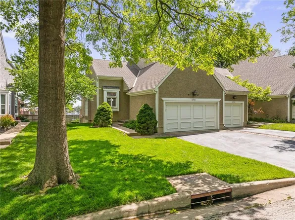 12561 Broadmoor St, Overland Park, KS 66209