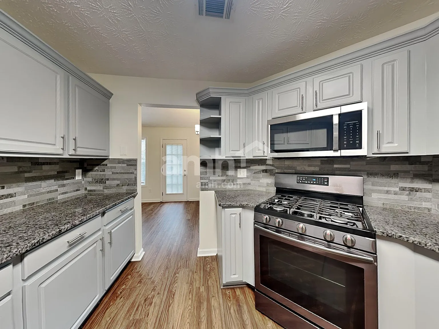 4 bed, 2.5 bath, 2550 sqft, $2,440 — Photo 3