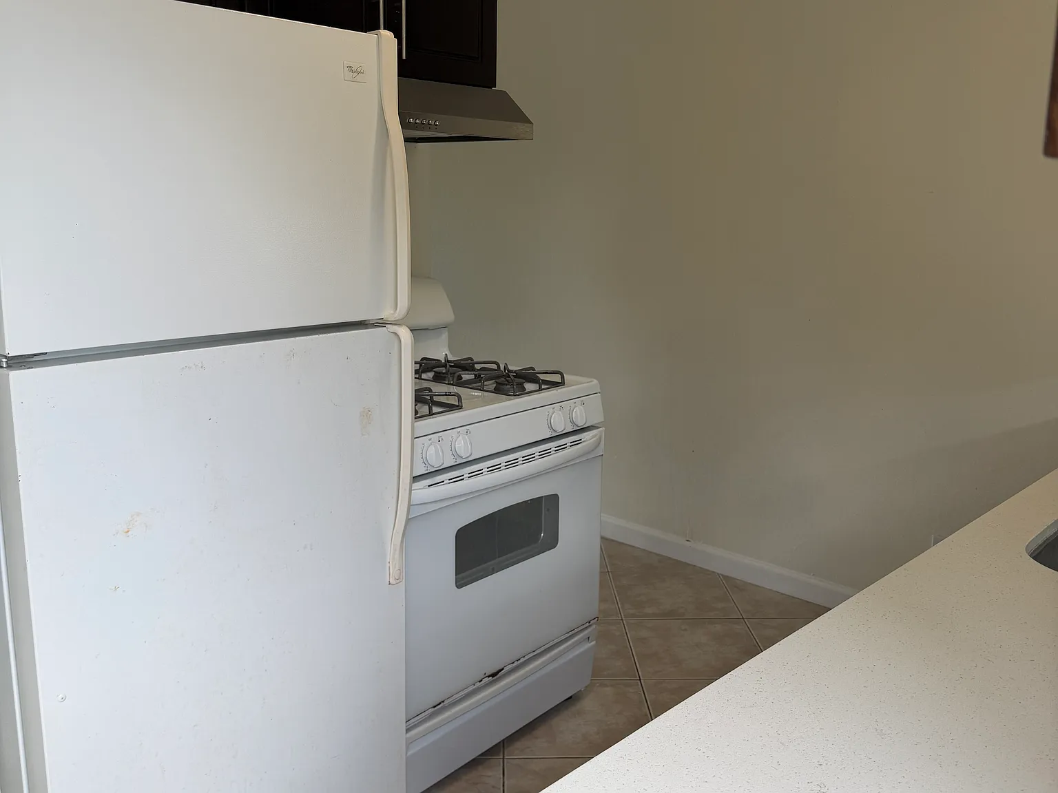 2 bed, 750 sqft, $2,400 — Photo 2