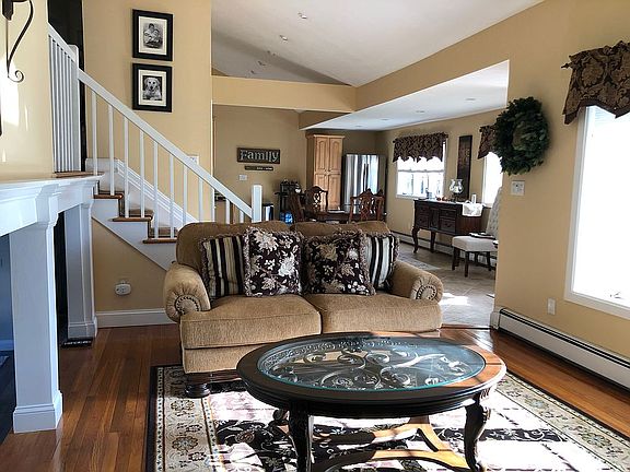 4th image of 35 Laurel Dr