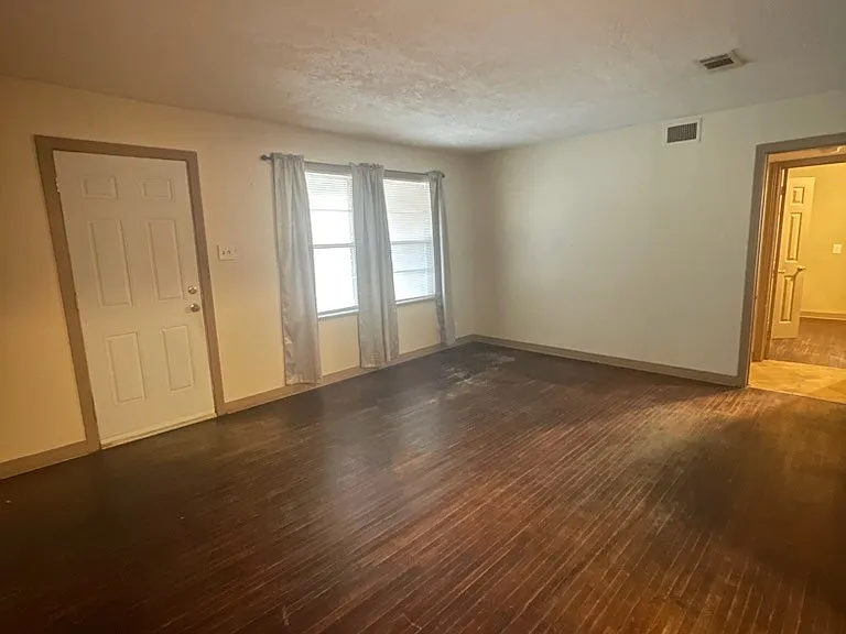 605 Olive St — Photo 2