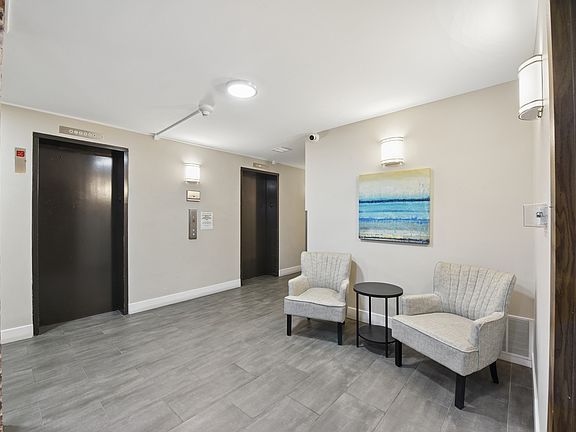 4th image of 601 W Huntington Commons Rd APT 202