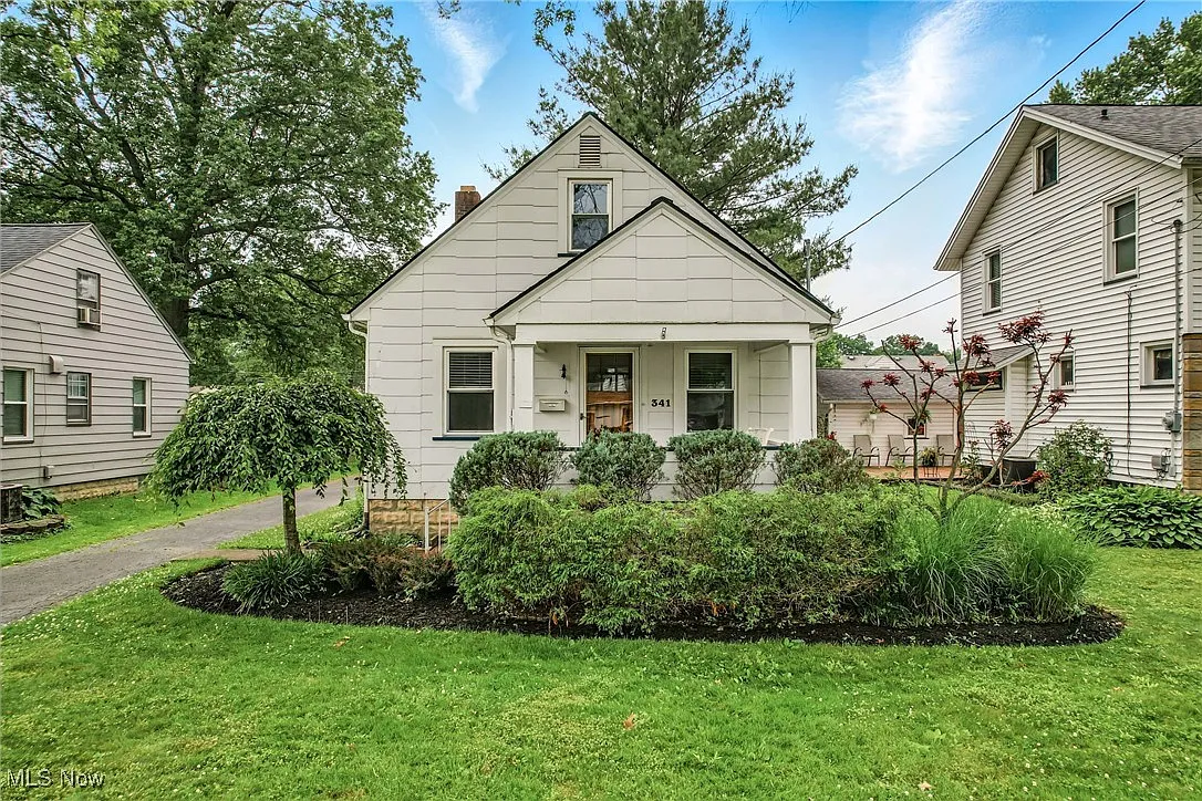 341 Kenmore Ave NE photo 1