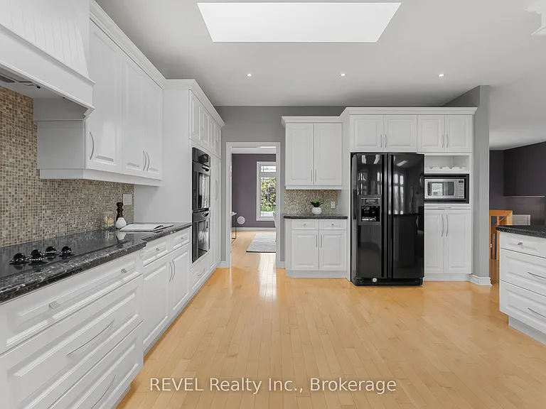 661 Clarence St — Photo 11