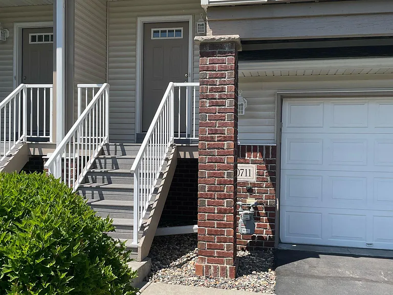 20711 Hampshire Cir — Photo 2