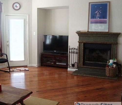 2nd image of 1605 Oakcrest Dr