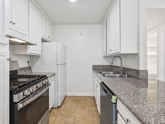 3rd image of 18620 Hatteras St Unit 229