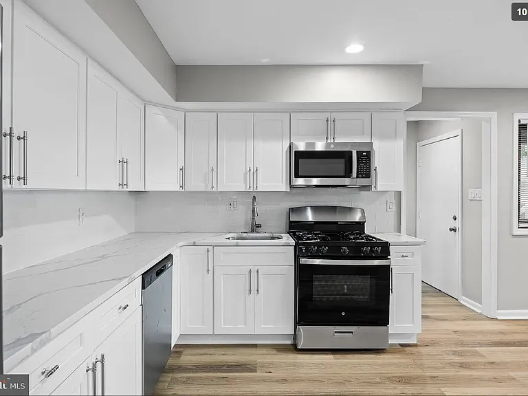 407 Shelby Ct — Photo 2