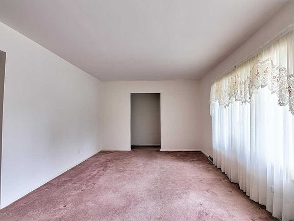 3rd image of 531 Riverwood Ave