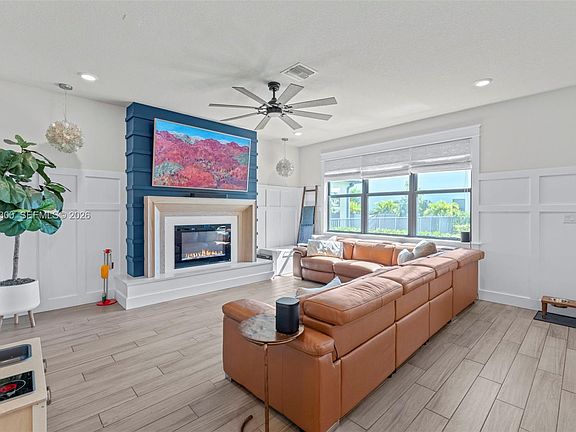 5th image of 2434 Primrose Pl