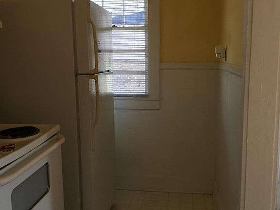 Refrigerator and Oven included