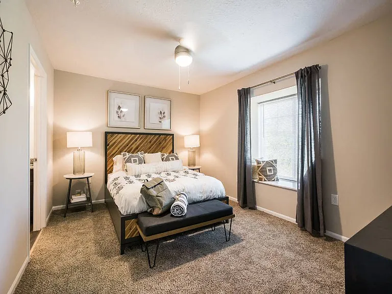 Large Main Bedroom with En-suite Bathroom & Closet