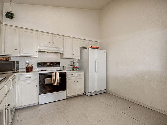 3rd image of 525 N May St APT 26