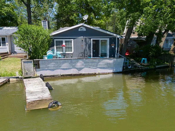 34453 Edgewater Dr, Paw Paw, MI 49079
