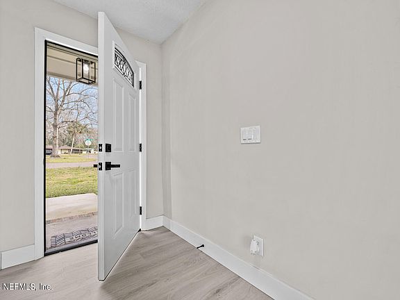 5th image of 1764 W SHOREVIEW Drive