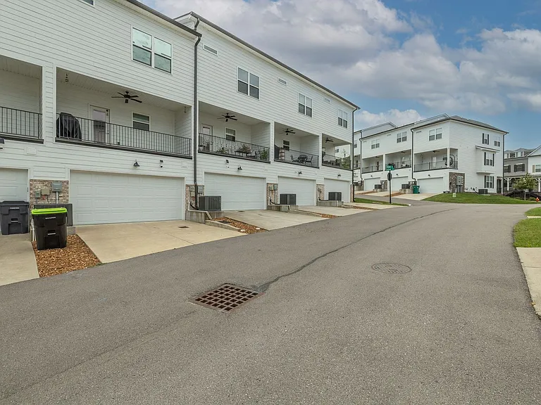 621 Thetford Aly — Photo 27