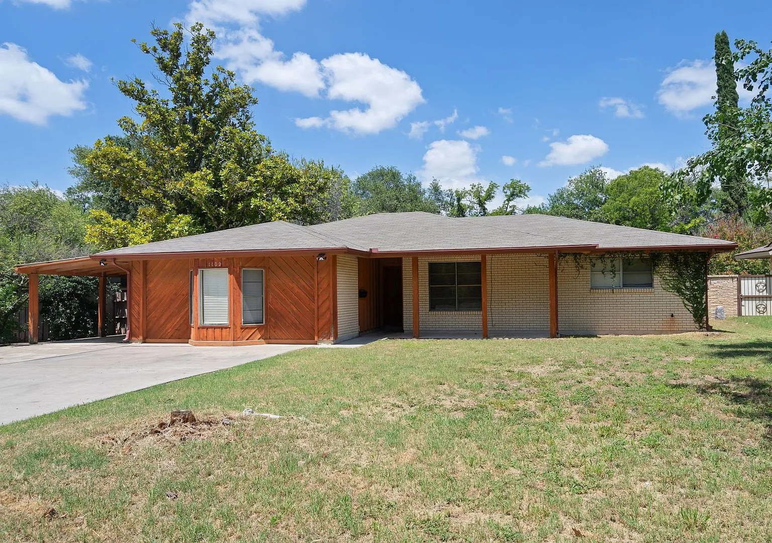 1102 Pecan St now available — Photo 2