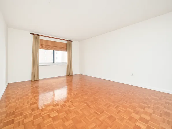 300 West 135th Street 4L image 1 of 7