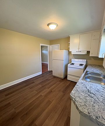 3rd image of 210 Peggyanne Dr