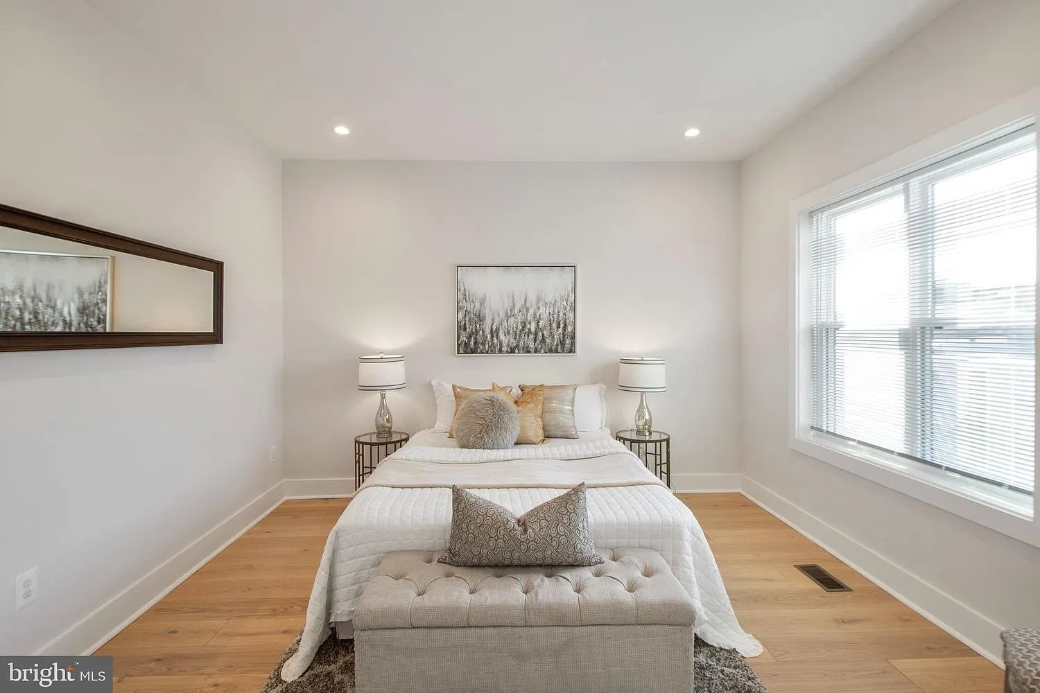 The design is slightly different from what is pictured. Contact me for up-to-date photos of the furnishings and amenities.