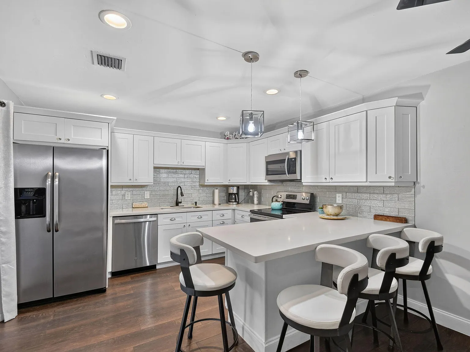 2 bed, 2.5 bath, 1384 sqft, $2,700 — Photo 4