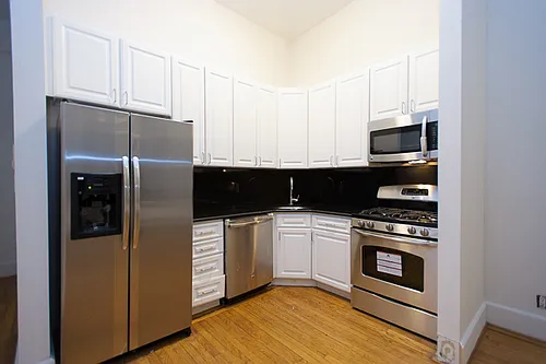 113 E 31st St Photo 1