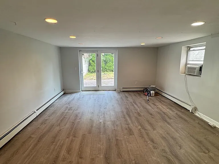 1038 Kingsland Ln — Photo 30