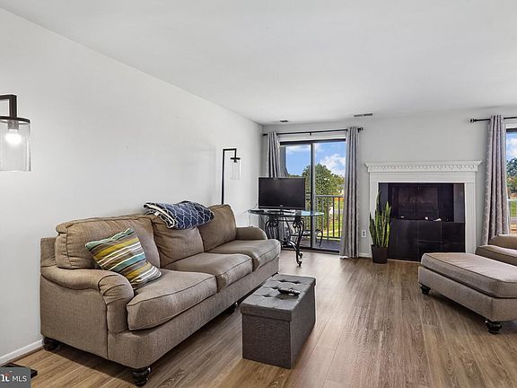 5th image of 1006 Warwick Ct Unit B