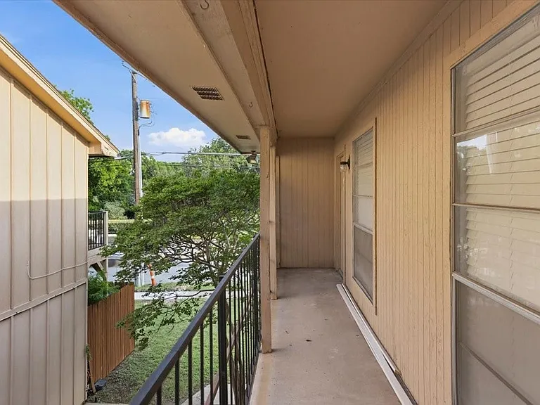 133 N Bailey Ave — Photo 6