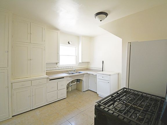 2nd image of 1067 E D St Unit B