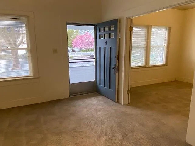 2020 Oak St — Photo 2