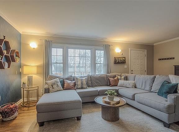 5th image of 601 W 91st Ter