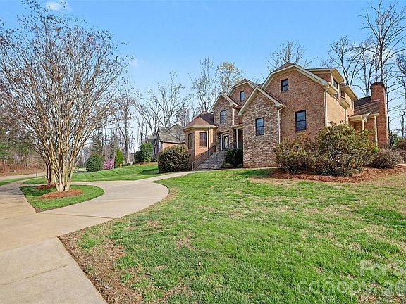 3rd image of 402 Rugby Rd