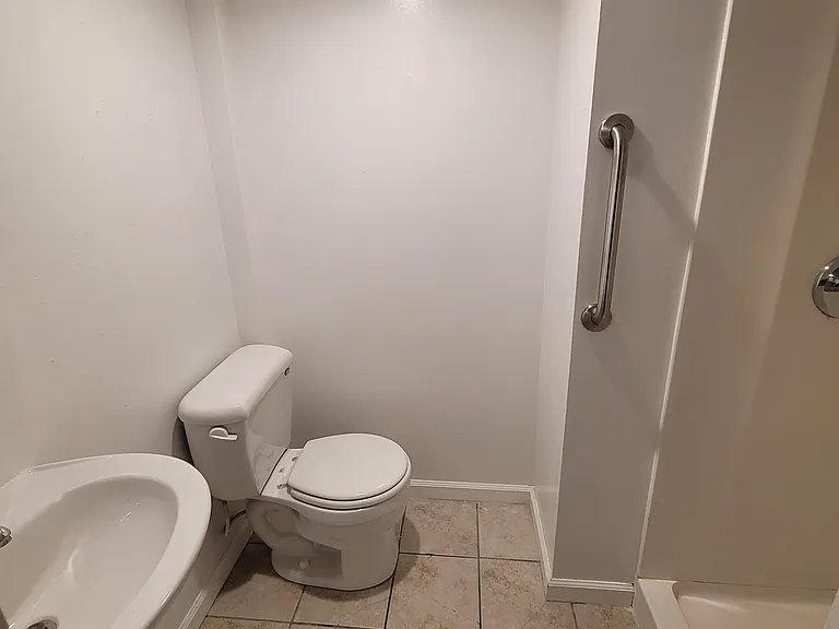 Studio, 1.0 bath, $825 — Photo 4