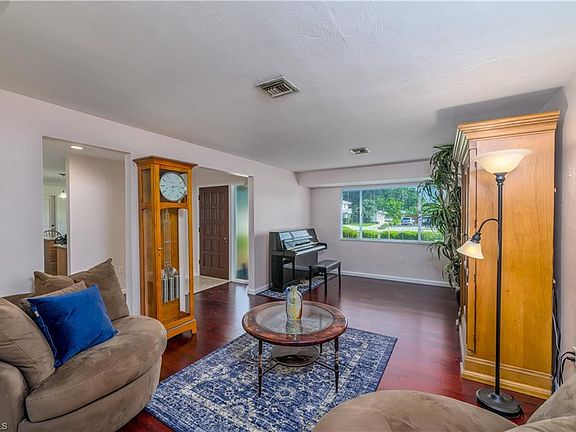 5th image of 1292 Cleburne Dr