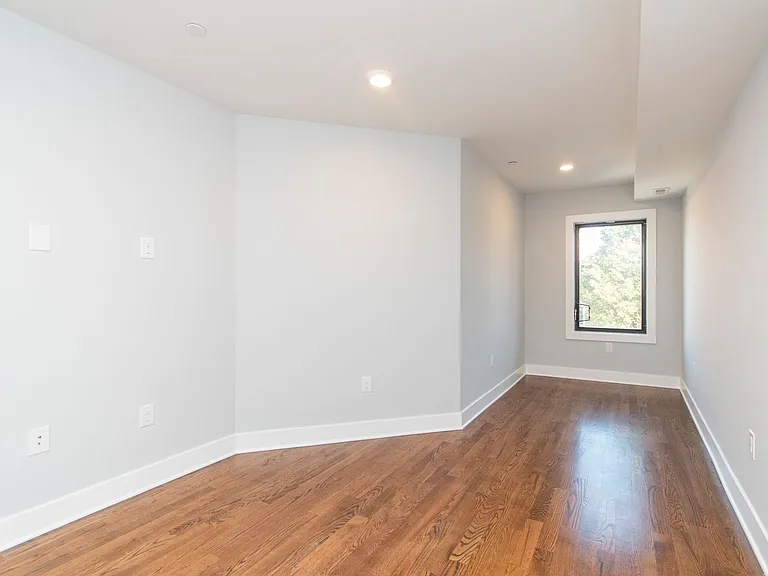 812 N Uber St — Photo 7
