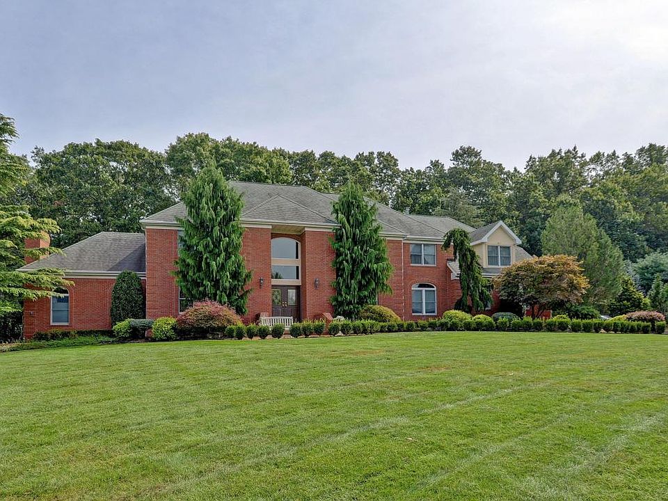 1st image of 10 Brittany Dr
