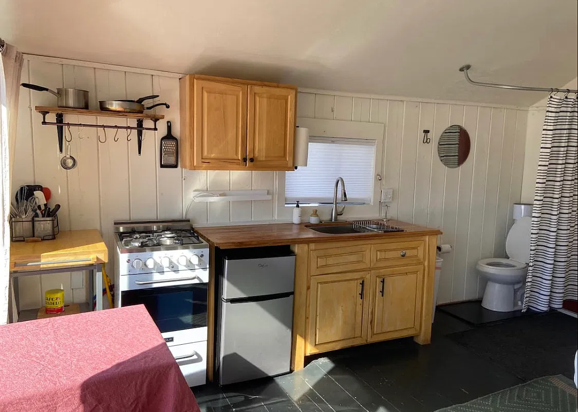 Studio, 200 sqft, $1,100 — Photo 4