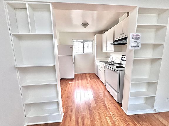 3rd image of 14555 Saticoy St #15