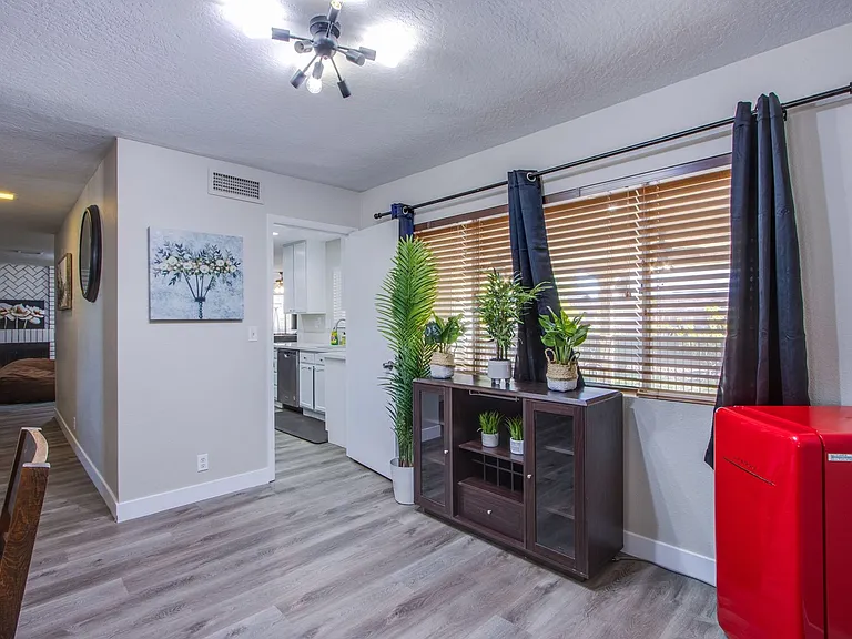 2342 Viewcrest Rd — Photo 9