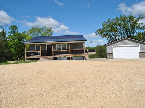 201 Grace Ct, Garnavillo, IA 52049