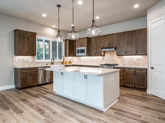 3rd image of 8090 Traditions Ct