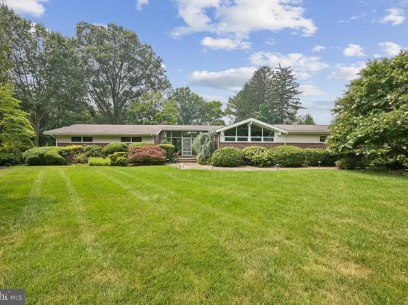 830 Golf View Rd, Moorestown, NJ 08057